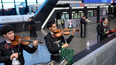 Axel Rodríguez Olivas (centro) y Blanier Bojorquez (izquierda), se preparan con otros estudiantes de mariachi en la Universidad de Nevada, Las Vegas, antes de actuar, el 3 de octubre de 2026, en Las Vegas. (AP Foto/John Locher)