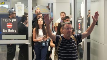 Haim Lazarovich, un pasajero israelí que iba en el vuelo de Flydubai que tuvo que realizar un aterrizaje de emergencia en Arabia Saudí, a su llegada al aeropuerto internacional Ben Gurion, cerca de Tel Aviv, Israel, el 30 de septiembre de 2026. (AP Foto/Ariel Schalit)