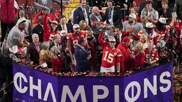 El quarterback Patrick Mahomes (15) alza el trofeo Vince Lombardi tras la victoria ante los 49ers de San Francisco en el Super Bowl 58, el domingo 11 de febrero de 2024, en Las Vegas. (AP Foto/David J. Phillip)