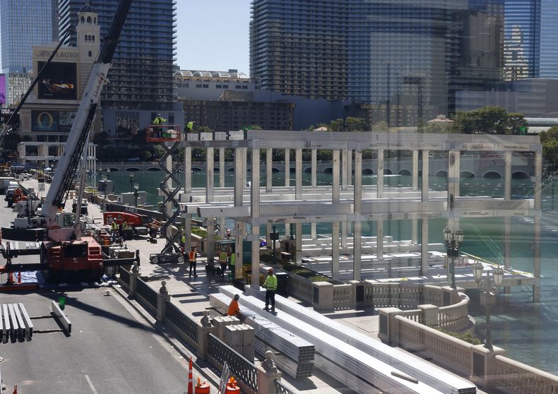 ARCHIVO - Un grupo de personas trabaja en una construcción frente a las fuentes del Bellagio, el lunes 25 de septiembre de 2023, en Las Vegas (Bizuayehu Tesfaye/Las Vegas Review-Journal via AP)