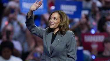 La candidata presidencial demócrata y vicepresidenta, Kamala Harris, saluda a sus simpatizantes en un evento de campaña, el viernes 20 de septiembre de 2024, en Madison, Wisconsin. (AP Foto/Morry Gash)