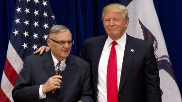 Trump retoma tema migratorio en visita a Arizona