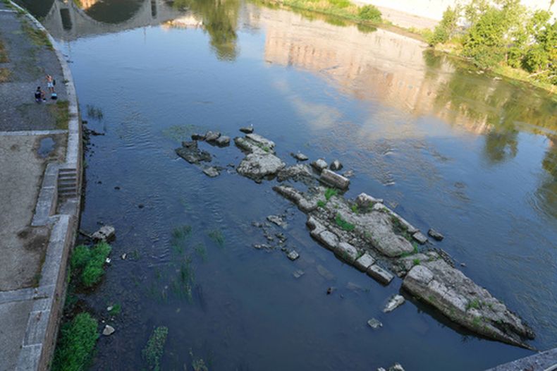Las ruinas del antiguo Puente de Nerón en el Río Tíber en Roma, el 13 de agosto del 2026. (AP foto/Gregorio Borgia)