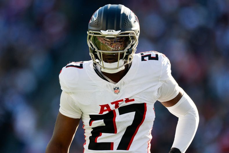 ARCHIVO - foto del 2 de noviembre del 2025, el linebacker de los Falcons de Atlanta James Pearce Jr. se prepara en la defensa ante los Patriots de Nueva Inglaterra. (AP Foto/Greg M. Cooper, Archivo)