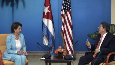 Nancy Pelosi, líder de la minoría demócrata de la Cámara de Representantes de Estados Unidos, junto al canciller cubano, Bruno Rodríguez, &nbsp;en La Habana.