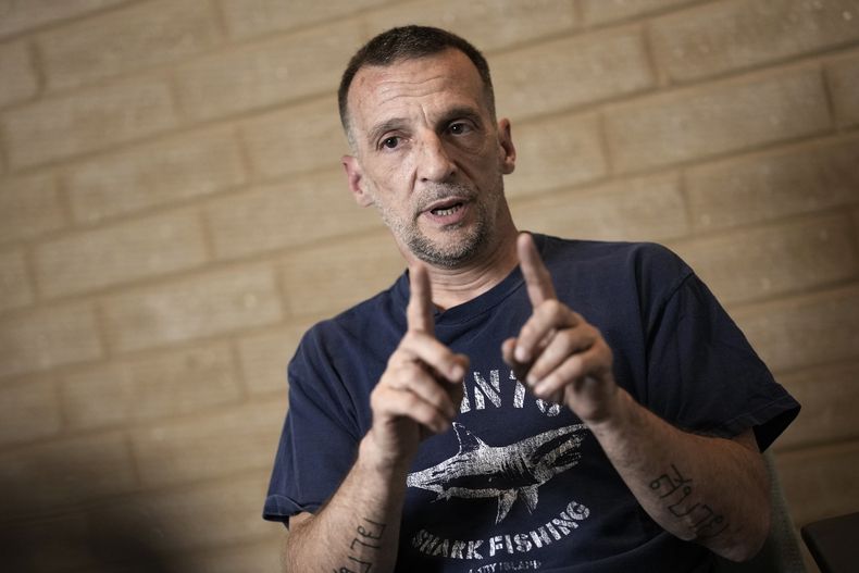 Mathieu Kassovitz habla durante una entrevista con Associated Press, en Tremblay-en-France, el martes 17 de septiembre de 2024. (Foto AP/Christophe Ena)
