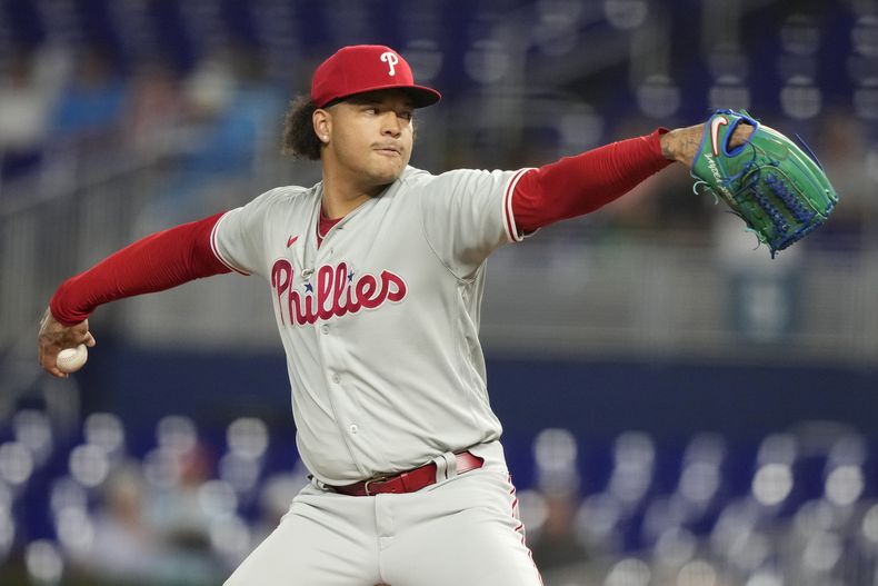 El abridor de los Filis de Filadelfia Taijuan Walker lanza en la primera entrada del encuentro ante los Marlins de Miami el lunes 31 de julio del 2023. (AP Foto/Lynne Sladky)