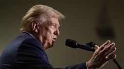 El candidato presidencial republicano, el expresidente Donald Trump, habla en un acto de campaña, el domingo 29 de septiembre de 2024, en Erie, Pensilvania. (AP Foto/Matt Rourke)