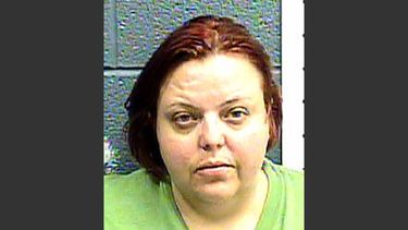 americateve | Cindy Patriarchias, de 33 a&ntilde;os, acusada de tener enjaulada a su sobrina de 8 a&ntilde;os, en una foto divulgada por el Departamento de Polic&iacute;a de Las Cruces el 25 de enero del 2013. Patriarchias se declar&oacute; culpable el 23 de diciembre