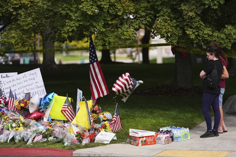 Flores y banderas en memoria del cofundador de Turning Point USA, Charlie Kirk, asesinado a tiros en la Universidad del Valle de Utah, el 13 de septiembre de 2025, en Orem, Utah. (AP Foto/Lindsey Wasson)