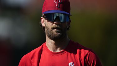 En foto del 21 de abril del 2023, Bryce Harper, de los Filis de Filadelfia, camina en el campo antes del juego de béisbol en contra de los Rockies de Colorado en Filadelfia. El lunes 1 de mayo del 2023, Harper regresa a la alineación de los Filis ante los Dodgers. (AP Foto/Matt Slocum)