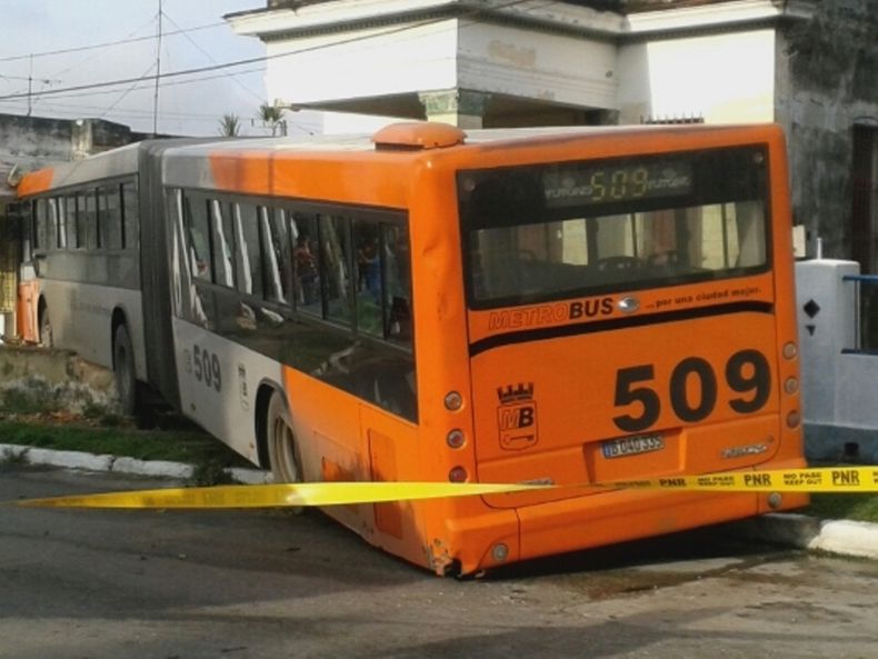 omnibus-contra-vivienda santa amalia la habana cuba.jpg
