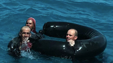 guardia costera estadounidense rescata a tres balseros  cubanos a la deriva