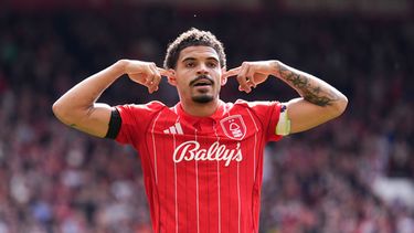 Morgan Gibbs-White celebra tras anotar el segundo gol de Nottingham Forest en el partido de la Liga Premier contra Burnley, el domingo 19 de abril de 20226, en Nottingham. (Mike Egerton/PA vía AP)