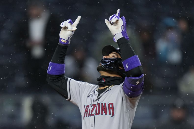 El cubano Lourdes Gurriel Jr., de los Diamondbacks de Arizona, festeja tras pegar un jonrón ante los Yankees de Nueva York, el miércoles 2 de abrili de 2025 (AP Foto/Julia Demaree Nikhinson)