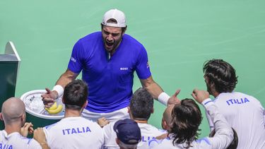 Matteo Berrettini de Italia celebra con su equipo tras vencer al australiano Thanasi Kokkinakis en la semifinal de la Copa Davis en Málaga el sabado 23 de noviembre del 2024. (AP Foto/Manu Fernandez)