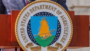 El sello del Departamento de Agricultura de Estados Unidos en un podio en Washington, el 8 de julio del 2025. (AP foto/Manuel Balce Ceneta)