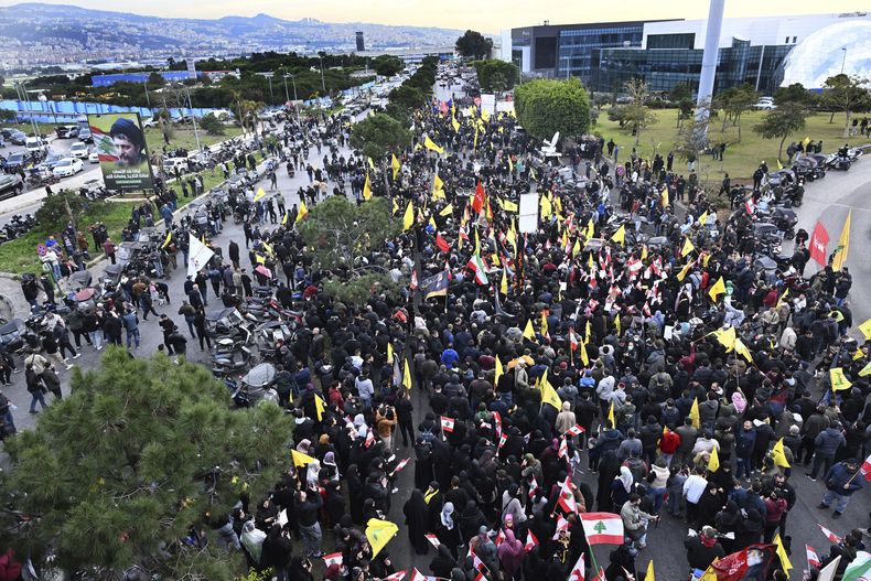 Partidarios de Hezbollah protestan cerca del Aeropuerto Internacional de Beirut contra la decisión de las autoridades libanesas de revocar el permiso de aterrizaje de una aeronave iraní a la que Israel acusó de enviar efectivo a Hezbollah a través de vuelos civiles, en Beirut, Líbano, el sábado 15 de febrero de 2025. (AP Foto)