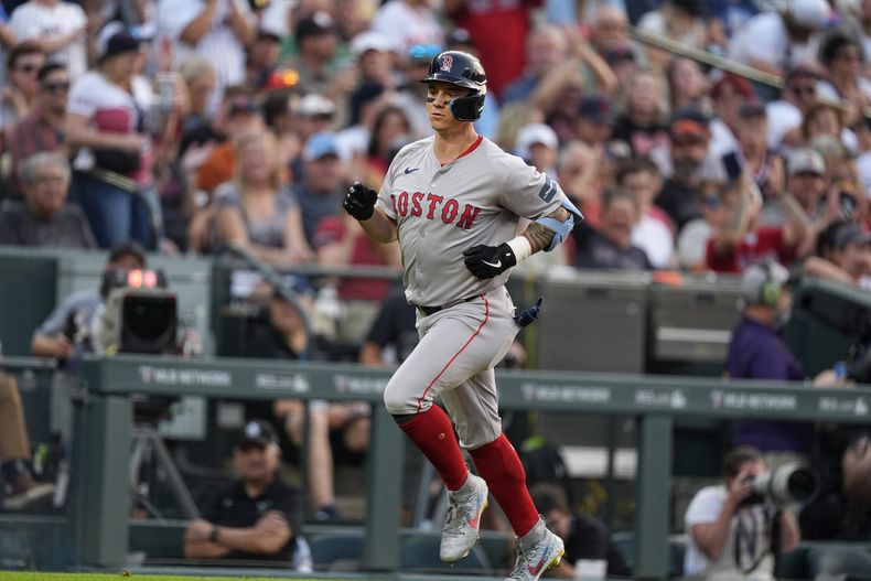 Tyler ONeill, de los Medias Rojas de Boston, recorre las bases luego de conectar un jonrón solitario ante los Rockies de Colorado, el martes 23 de julio de 2024 (AP Foto/David Zalubowski)