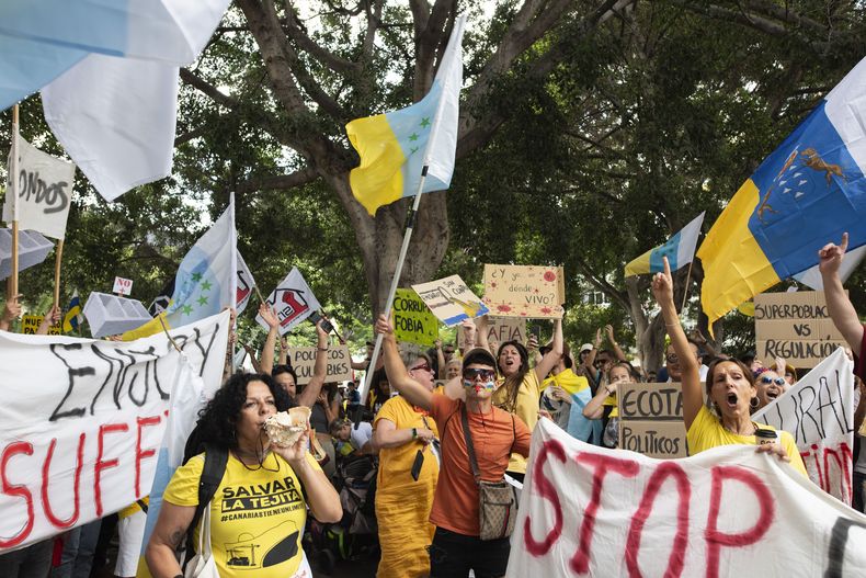 Una protesta contra el turismo excesivo en Santa Cruz de Tenerife, España, el 20 de abril del 2024. (AP foto/Miguel Velasco Almendral)