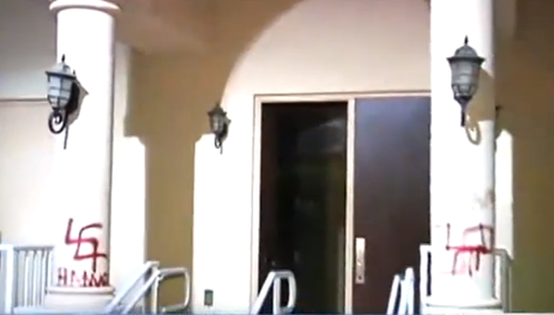 Miembros de la comunidad judía de Miami Beach reaccionaron con indignación ante símbolos y letreros que aparecieron en las paredes de su sinagoga. Esvásticas y el nombre del grupo terrorista "Hamas" fueron pintados con aerosol en el lugar.