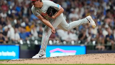 ARCHIVO - El lanzador de los Filis de Filadelfia, Brad Keller, realiza un lanzamiento durante un partido de béisbol contra los Cerveceros de Milwaukee, el 13 de junio de 2026, en Milwaukee. (Foto AP/Aaron Gash, Archivo)
