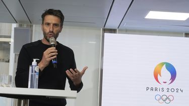 El presidente del Comité Organizador de los Juegos Olímpicos y Paralímpicos de París 2024, Tony Estanguet, ofrece una rueda de prensa, en Saint-Denis, al norte de París, Francia, el miércoles 17 de mayo de 2023. La capital de Francia detalló sus planes para una Casa del Orgullo que celebrará a las personas LGBTQ durante los Olímpicos y Paralímpicos del próximo año y el jefe de la organización de los Juegos prometió que los atletas olímpicos y activistas tendrán muchas oportunidades de hablar de derechos LGBTQ en instalaciones deportivas. (AP Foto/Thibault Camus)