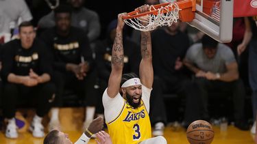 ARCHIVO - Foto del 22 de mayo del 2023, el alero de los Lakers de Los Ángeles Anthony Davis clava el balón frente a los Nuggets de Denver en el juego 4 de las Finales de la Conferencia Oeste. El viernes 4 de agosto del 2023, Davis firma una extensión de contrato de tres años y 186 millones de dólares. (AP Foto/Mark J. Terrill, File)