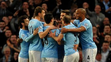 americateve | Los jugadores de Manchester City celebran un gol del argentino Sergio Ag&uuml;ero contra West Bromwich Albion durante un partido por la Liga Premier en Manchester el 21 de abril del 2014. El El presidente de la FIFA Joseph Blatter sugiri&oacute; resucitar