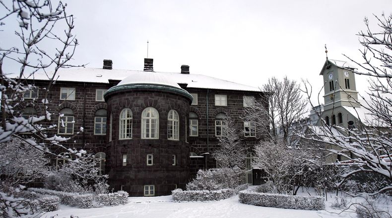 La sede del parlamento de Islandia en Reikiavik, el 28 de enero del 2009. (AP foto/Brynjar Gauti)