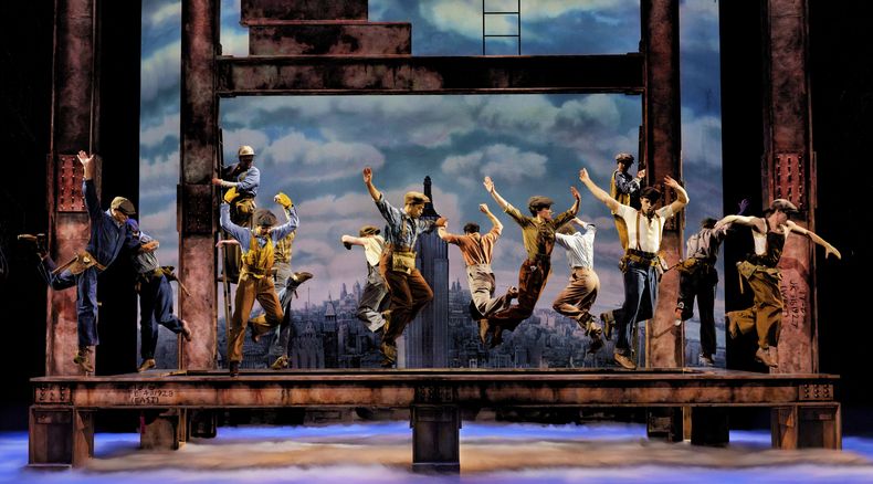En esta imagen proporcionada por Polk & Co. el elenco de New York, New York durante una función. (Paul Kolnik/Polk & Co. vía AP)