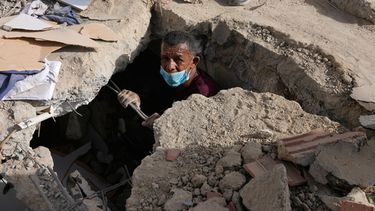 Franklin Fuentes busca a familiares desaparecidos en el edificio derrumbado donde vivían dos días después de que los terremotos azotaran La Guaira, Venezuela, el viernes 26 de junio de 2026. (AP Foto/Ariana Cubillos)