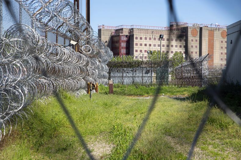 ARCHIVO – El complejo carcelario de Rikers Island en el distrito de Bronx en Nueva York, el martes 7 de mayo de 2024. (AP Foto/Ted Shaffrey, Archivo)