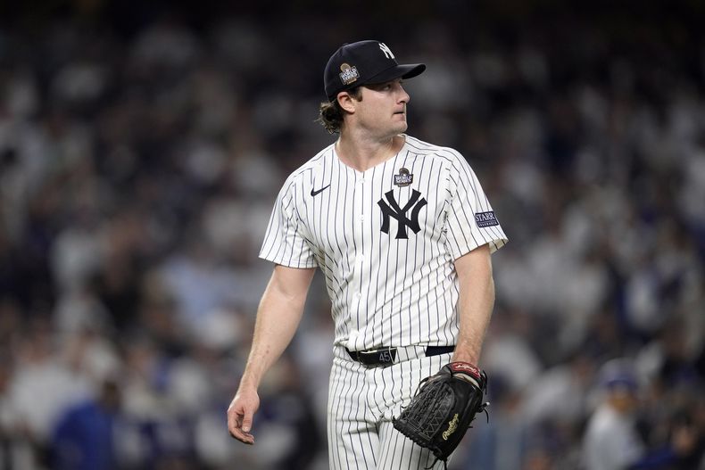 Gerrit Cole de los Yankees de Nueva York mira la pizarra tras lanzar ante los Dodgers de Los Ángeles en el quinto inning del quinto juego de la Serie Mundial, el miércoles 30 de octubre de 2024, en Nueva York. (AP Foto/Godofredo A. Vásquez)
