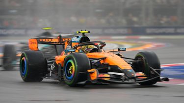 El británico Lando Norris de McLaren maniobra su auto en la carrera sprint del Gran Premio de Singapur el sábado 10 de octubre del 2026. (AP Foto/Vincent Thian)