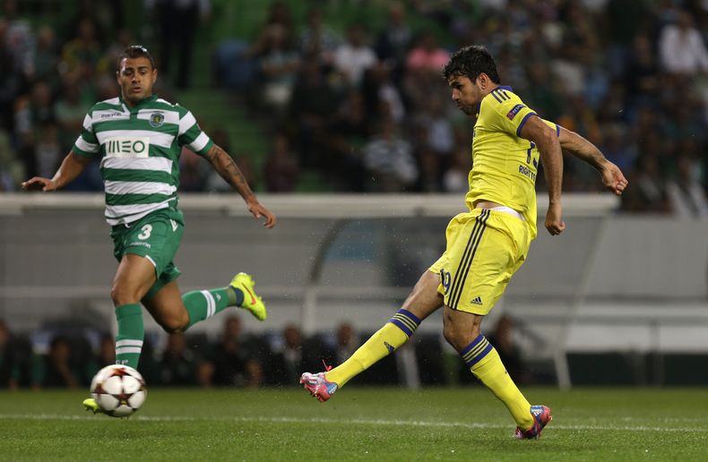 El jugador de Chelsea y de la selecci&oacute;n espa&ntilde;ola, Diego Costa, derecha, remata en un partido contra el Sporting de Lisboa por la Liga de Campeones el martes, 30 de septiembre de 2014, en Lisboa. (AP Photo/Francisco Seco)