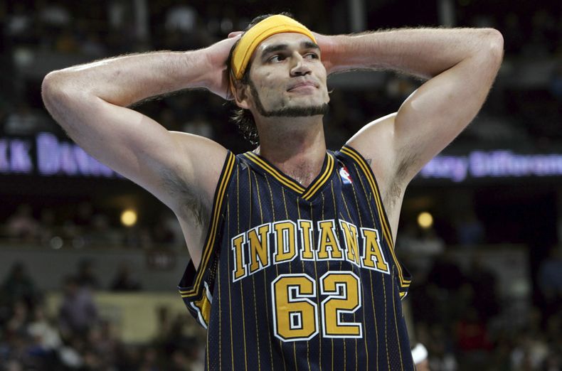 ARCHIVO - Scot Pollard, pívot de los Pacers de Indiana, se lleva las manos a la cabeza durante un partido ante los Nuggets de Denver, el 3 de marzo de 2005. (AP Foto/David Zalubowski, archivo)