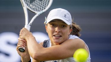 Iga Swiatek devuelve de revés un tiro de Tatjana Maria durante su partido de primera ronda del torneo de Bad Homburg, el lunes 26 de junio de 2023, en Bad Homburg, Alemania. (AP Foto/Michael Probst)