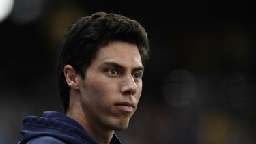 ARCHIVO - Christian Yelich, de los Cerveceros de Milwaukee,espera el inicio del juego ante los Bravos de Atlanta, el 29 de julio de 2024 (AP Foto/Aaron Gash, archivo)