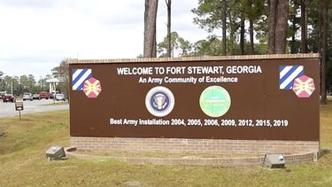 Foto tomada de video difundido por el Ejército de Estados Unidos que muestra la entrada del Fuerte Stewart en Georgia el 18 de noviembre del 2021. (Sargento Daniel Guerrero/Ejército de Estados Unidos via AP)