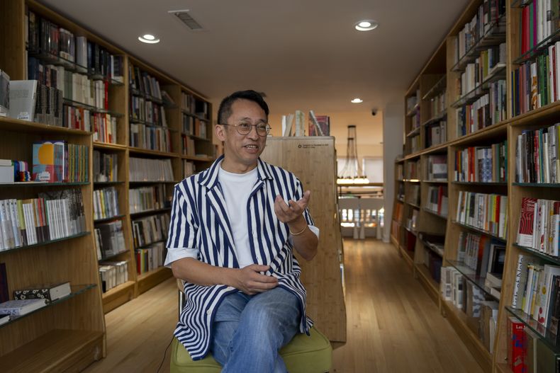 Yu Miao, propietario de JF Books, habla con The Associated Press en su librería de Washington, el jueves 3 de octubre de 2024. (AP Foto/Ben Curtis)