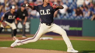 El venezolano Carlos Carrasco, de los Guardianes de Cleveland, lanza en el juego del viernes 21 de junio de 2024, ante los Azulejos de Toronto (AP Foto/Sue Ogrocki)