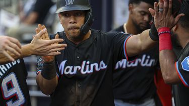 Heriberto Hernandez, de los Marlins de Miami, choca las manos de sus compañeros de equipo en el dugout después de anotar una carrera en la cuarta entrada frente a los Bravos de Atlanta, el viernes 8 de agosto de 2025, en Atlanta. (AP Foto/Colin Hubbard)