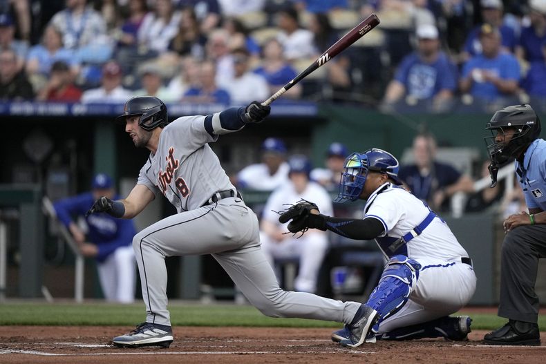 Matt Vierling, de los Tigres de Detroit, golpea un sencillo de dos carreras durante el primer inning del juego de la MLB frente a los Reales de Kansas City, el 22 de mayo en 2023, en Kansas City, Missouri. (AP Foto/Charlie Riedel)