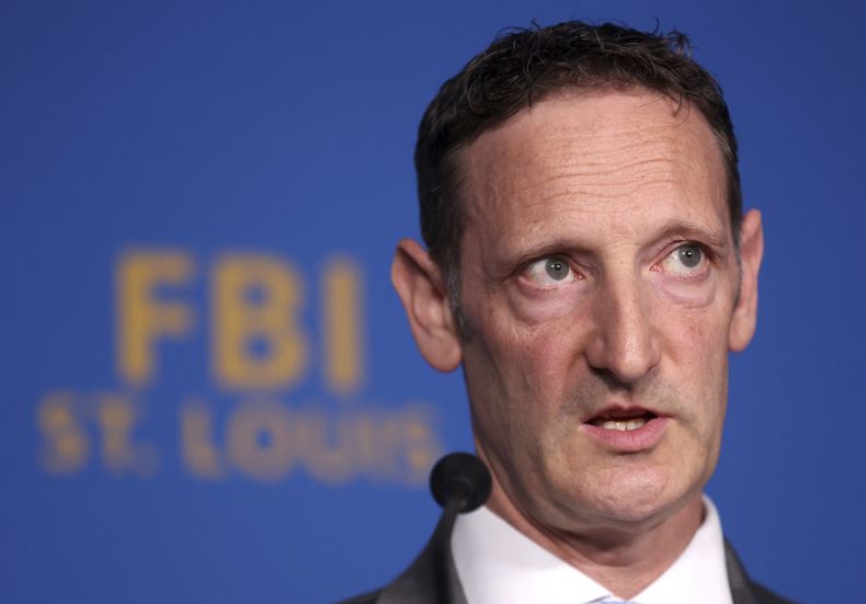 El agente especial del FBI Jay Greenberg en conferencia de prensa en la sede de la agencia en San Luis, el 18 de octubre de 2023. (Christine Tannous/St. Louis Post-Dispatch via AP)