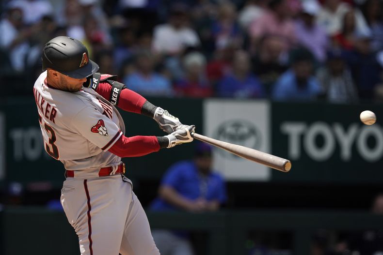 Christian Walker (53), de los Diamondbacks de Arizona, conecta cuadrangular de tres carreras durante la tercera entrada del juego de béisbol en contra de los Rangers de Texas, el miércoles 3 de mayo de 2023, en Arlington, Texas. José Herrera y Lourdes Gurriel Jr. anotaron en la jugada. (AP Foto/LM Otero)