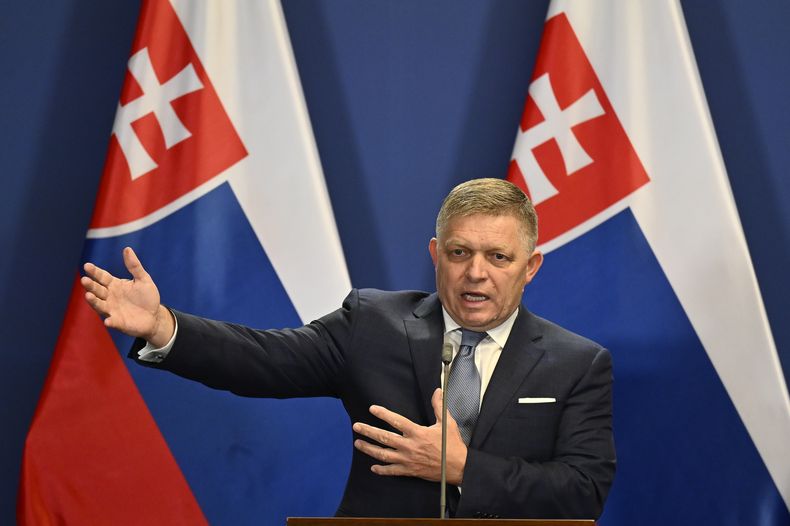ARCHIVO - El primer ministro de Eslovaquia, Robert Fico, habla durante una conferencia de prensa junto al primer ministro húngaro, Viktor Orbán, en Budapest, Hungría, el 6 de junio de 2024. (AP Foto/Denes Erdos, Archivo)