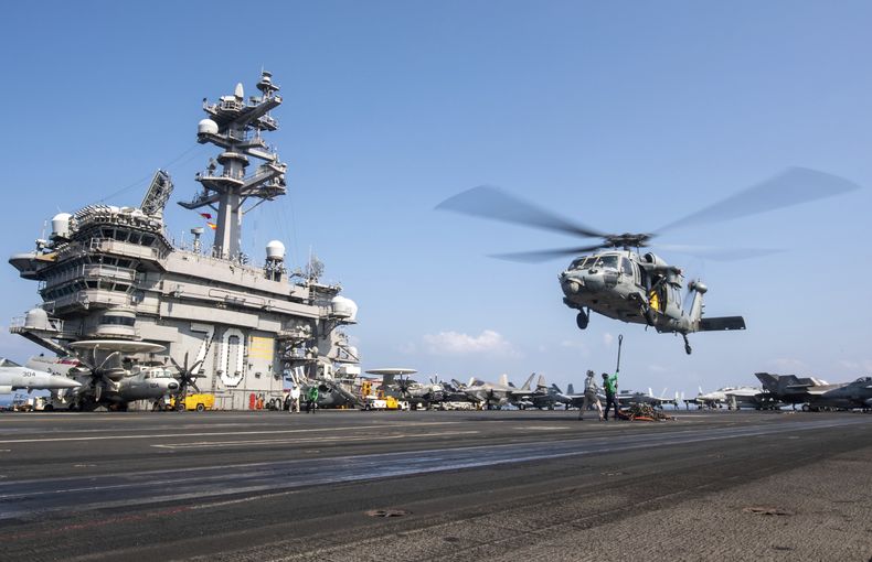 ARCHIVO - Esta fotografía publicada por la Marina de Estados Unidos muestra un helicóptero MH-60S Sea Hawk volando sobre el portaaviones USS Carl Vinson mientras operaba en Oriente Medio el 12 de abril de 2025. (Contramaestre de tercera clase Nathan Jordan/Marina de Estados Unidos vía AP, Archivo)