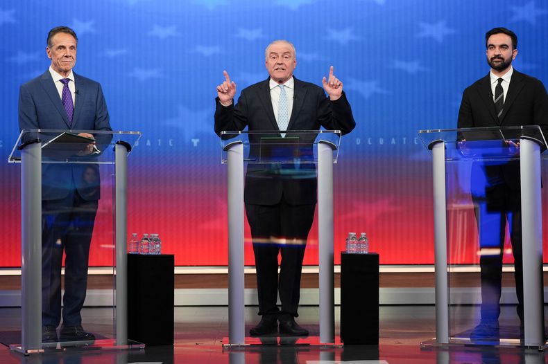 Esta fotografía del 16 de octubre de 2025 muestra el debate entre los candidatos a la alcadía de Nueva York. De izquierda a derecha: el independiente Andrew Cuomo, el republicano Curtis Sliwa y el demócrata Zohran Mamdani. (AP Foto/Angelina Katsanis, foto compartida)
