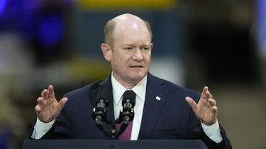 ARCHIVO - El senador Chris Coons, de Delaware, habla en Bear, Delaware, el 6 de noviembre de 2023. (AP Foto/Matt Rourke, File)